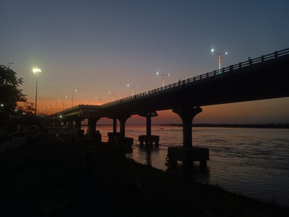 Couple walking beside the lake at a park in Patna at sunset